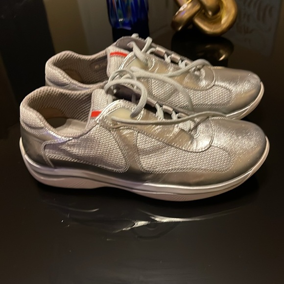 Prada - Picture 4 of 4